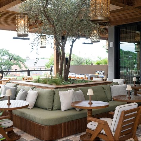 Outdoor Restaurant Furniture Design, Rooftop Restaurant Design Ideas, Tropical Clubhouse, Outdoor Dining Restaurant, Breakfast Hotel, Outdoor Restaurant Design, Modernist Architecture, Soho Home, Restaurant Lounge