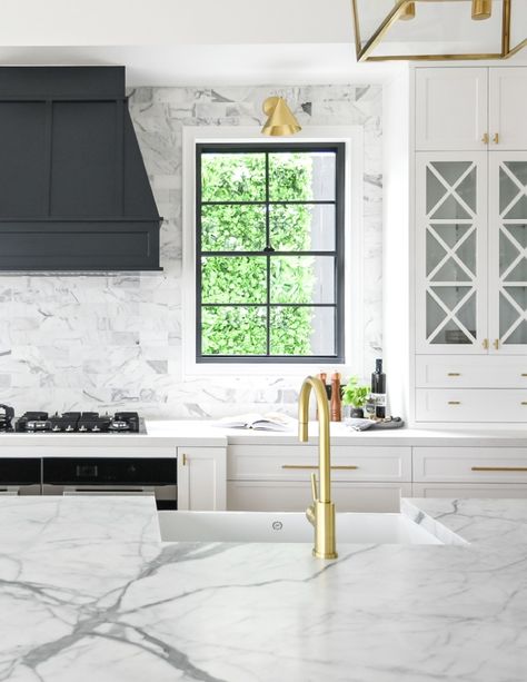 Hamptons Style Kitchen: Your Guide to Achieving the Look | ABI Interiors Kitchen Hamptons Style, Modern Hamptons Kitchen, Hampton Style Kitchen, Modern Hamptons Style, Hamptons Interior Design, Kitchen 2022, Hamptons Interior, Abi Interiors, Hamptons Kitchen