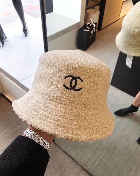 Blonde Jewelry, Chanel Bucket Hat, Claire Rose Cliteur, Claire Rose, Chanel Hat, Inspo Hair, Tas Bahu, Boujee Aesthetic, Mode Chanel