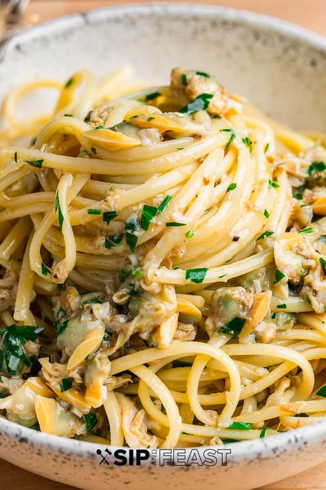 Canned Clam Recipes, Linguine Recipes Easy, Pasta Recipes Linguine, Clams Pasta, Clam Pasta Recipe, Canned Clams, Pasta Recipe Easy, Clam Sauce Recipe, Linguine And Clams