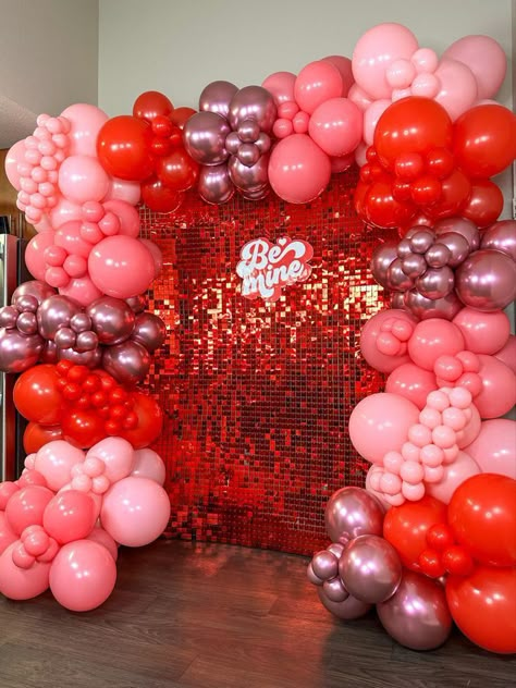 Valentine’s Day Party Decoration Ideas, Valentine's Photobooth Ideas, Valentine Day Party Decorations, Valentine’s Day Party Table Decor, Valentines Day School Dance Ideas, Galantines Decoration Ideas, Valentines Day Decorations Party Schools, Valentine's Birthday Party, Birthday Party Ideas February