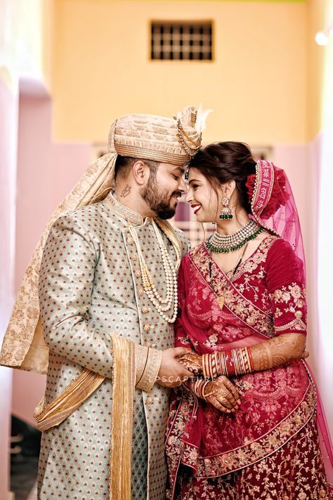 Couple Closeup Photography Poses, Marriage Copal Photo, Couple Poss Wedding, Kapl Photo, Copal Photography, Love Poses Couple, Copal Pic, Couple Pose Wedding, Couple Wedding Dress Indian Hindu