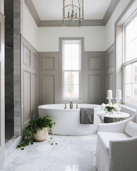 Warning: Your Grandma May Not Approve of These 6 Modern Bathroom Wainscoting Ideas Interior Design Per La Casa, Real Estat, Bad Inspiration, Classic Bathroom, Design Apartment, Dream Bathrooms, Design Del Prodotto, Grey Bathrooms, Cool Ideas