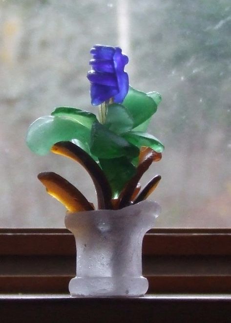 sea glass flower pot - some people are so CLEVER! Beach Glass Projects, Sea Glass Diy, Sea Glass Art Projects, Flower Pot People, Beach Glass Crafts, Glass Art Pictures, Hobby Ideas, Beach Finds, Sea Crafts