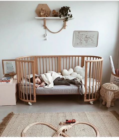 Circular Crib Nursery, Round Crib Nursery, Newborn Nursery Ideas, Circle Crib, Baby Crib Designs, Toddler And Baby Room, Round Cribs, Baby Room Closet, Vintage Kids Room