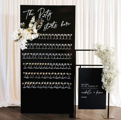 Black Champagne Wall, Wedding Floral Ideas, Champagne Wall, Black And White Wedding Theme, White Wedding Theme, Modern Minimalist Wedding, Wedding Wall, Future Wedding Plans, Wedding Look