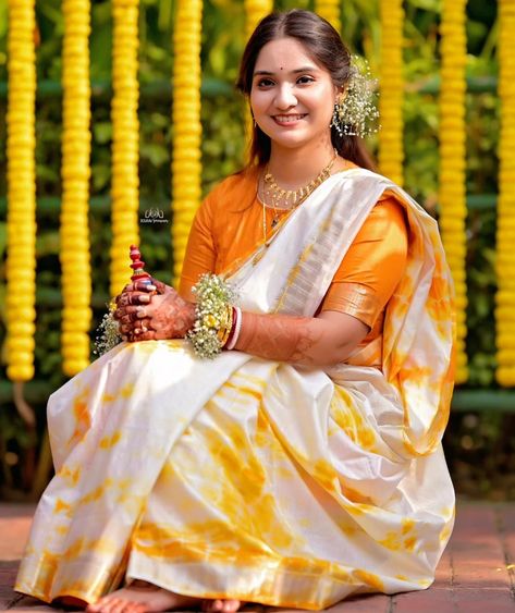 Bengali Haldi Look, Bengali Bride, Beautiful Wedding Photography, Bridal Photos, Beautiful Saree, Saree Blouse, Beautiful Weddings, Most Beautiful, Wedding Photography