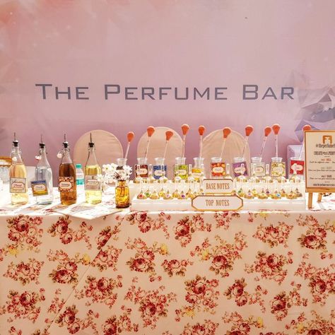 Perfume Bar Set Up Ideas, Make Your Own Perfume Bar, Perfume Event Ideas, Perfume Theme Party, Perfume Making Party, Perfume Bar Set Up, Perfume Bar Set Up Wedding, Perfume Cart, Perfume Launch Event