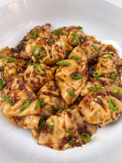 Spicy Wonton in Chili Oil Sauce: Easy 10 Minute Recipe - FeedMi Recipes Spicy Wonton Recipe, Chili Oil Sauce, Spicy Chili Oil, Wonton Recipe, Frozen Dumplings, Wonton Recipes, Homemade Chili, Wontons, Vegetarian Chili