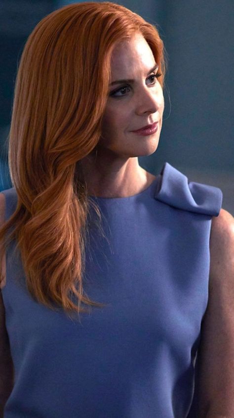 Sarah Rafferty Suits, Donna Paulsen Outfits, Donna Outfits, Donna Suits, Shape Rpg, Suits Tv Series, Donna Paulsen, Sarah Rafferty, Suits Tv