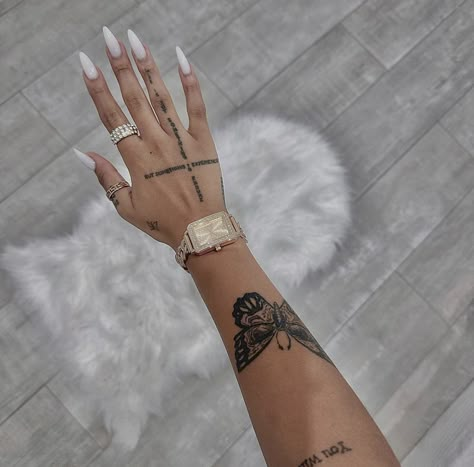 latefragment: Image Luxury Tattoo Woman, Beautiful Nails Design, Brown Tattoo Ink, Tattoo Main, Side Hand Tattoos, Finger Tattoo For Women, Hand And Finger Tattoos, Hand Tattoos For Women, Pretty Tattoos For Women