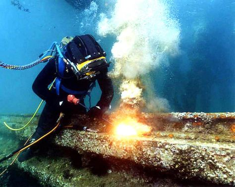 Under The Sea Pictures, Gas Work, Underwater Welding, Oil Rig Jobs, Underwater Welder, Commercial Diver, Petroleum Engineering, Navy Diver, Diver Down