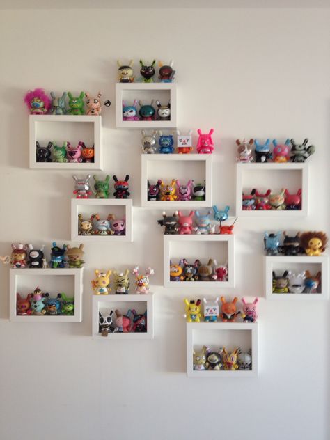 A handy shelf idea for storing your dunny's! DIY storage. Diy Display Shelves For Collectables, Lps Display, Setup Background, Doll Organizer, Funko Display Ideas, Diy Display Shelf, Doll Organization, Deco Room, Doll Museum