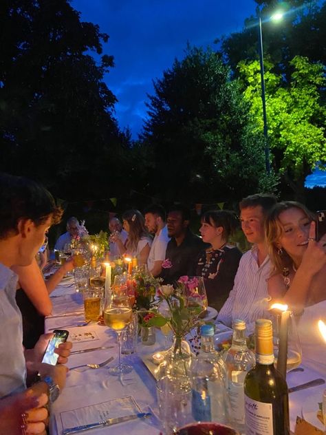 Lunch Garden Party, Garden Party Candles, Summer Night Garden Party, Garden Party Evening, Garden Party With Friends, Garden Birthday Dinner Party, Outside Garden Party, Hosting Garden Party, Friends Garden Party