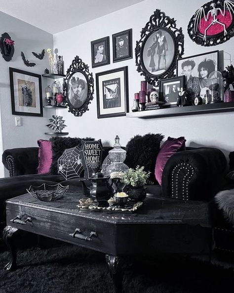 Small Gothic Living Room Ideas, Gothic Living Room Aesthetic, Goth Decor Living Room, Cozy Gothic Living Room, Ty Core, Goth Living Room Decor, Gothic Style Home Interior Design, Chocolate Bedroom Ideas, Goth Living Room Ideas