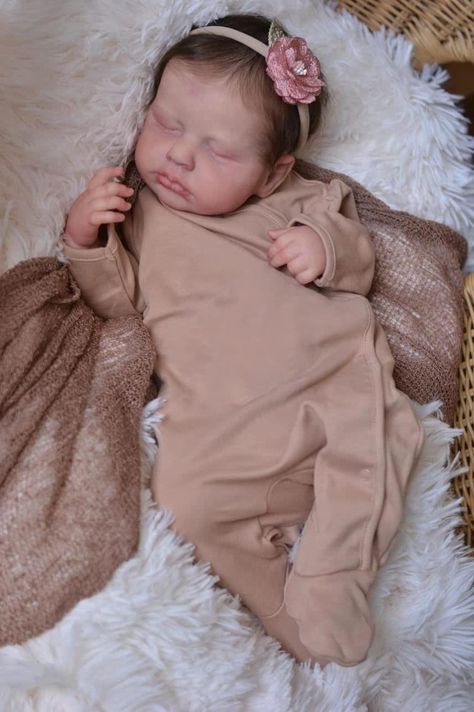 Baby Doll Hair, Real Looking Baby Dolls, Newborn Baby Needs, Real Life Baby Dolls, Reborn Toddler Dolls, Baby Doll Toys, Silicone Reborn Babies, Silicone Baby Dolls, Realistic Baby Dolls