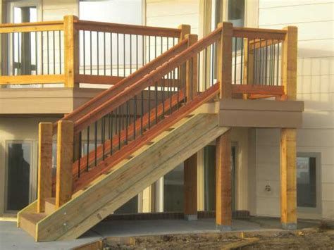 Best 5 Stairs Railing Landing #stairs #stairsdesign #design #ideas Deck Stairs Landing, Wood Deck Steps, Reling Design, Exterior Stair Railing, Wood Railings For Stairs, Deck Stair Railing, Deck Railing Design, Deck Steps, Building Stairs