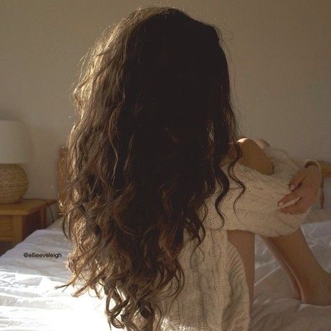 Discovered by CC🖤. Find images and videos about style, pretty and hair on We Heart It - the app to get lost in what you love. Brunette Actresses, Brown Wavy Hair, Haircuts For Wavy Hair, Hair Stylies, Long Wavy Hair, Cut My Hair, Dream Hair, Brunette Hair, Aesthetic Hair