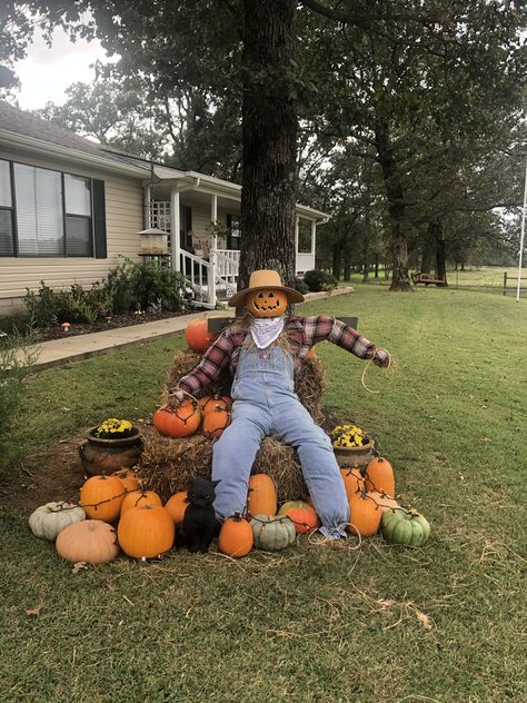 Pumpkin Head Scarecrow Diy, Diy Halloween Scarecrow Decoration, Scarecrow Yard Decorations, Recycled Scarecrow Ideas, Scarecrow Porch Decor, Diy Sitting Scarecrow, Scarecrow Halloween Decoration, Football Scarecrow, How To Make A Scarecrow