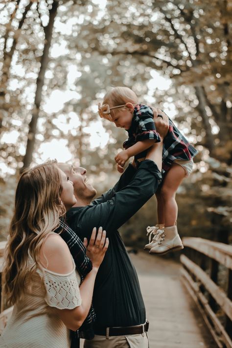 Bridge Photoshoot Photo Ideas Family, Bench Photography Poses Family, Bridge Pictures Ideas Family, Bridge Family Photos, Single Mom Photography, Pictures Of Bridges, Mom Photography, Moms Photography, Poses Family