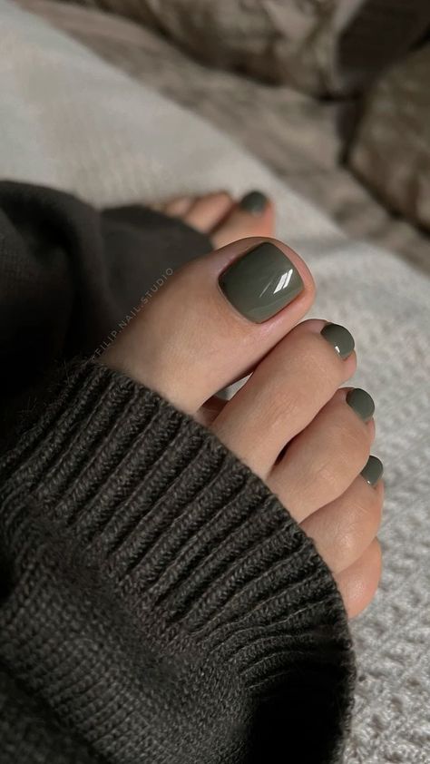 Discover Trendy Summer Toe Nail Colors & Designs for 2024 Toe Nail Colors, Fall Toe Nails, Fall Pedicure, Fall Toes, Summer Pedicure, Pedicure Colors, Summer Toes, Gel Toe Nails, Toe Nail Color