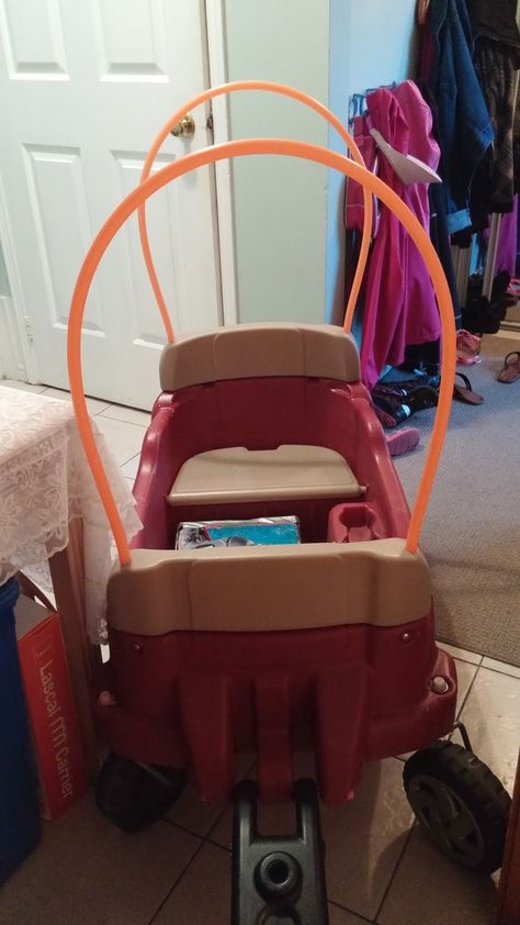 Diy Stroller Shade, Diy Stroller Wagon, Diy Wagon Canopy, Wagon Makeover, Wagon Hacks, Kids Wagon, Stroller Wagon, Radio Flyer Wagons, Summer Hacks