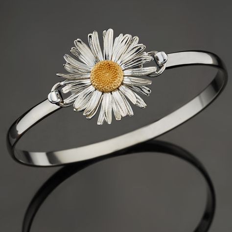 The French Daisy Skylink Bracelet Cassandra Aesthetic, Daisy Accessories, Simplistic Jewelry, Trendy Silver Jewelry, Daisy Jewellery, Couple Ring Design, Pretty Jewelry Necklaces, Daisy Jewelry, Antique Jewellery Designs