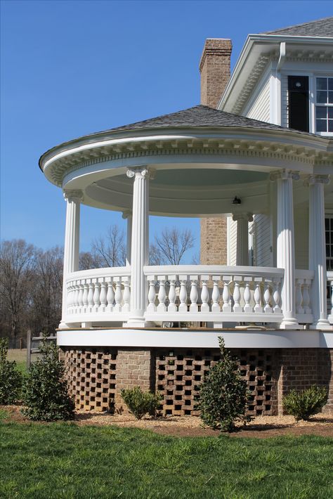 Round porch with fluted porch columns. Cottage Compound, Balcony Design Exterior, Wooden Gazebo Plans, Round Porch, Internal Decoration, Concrete Creations, Architectural Columns, Door Projects, Gazebo Plans