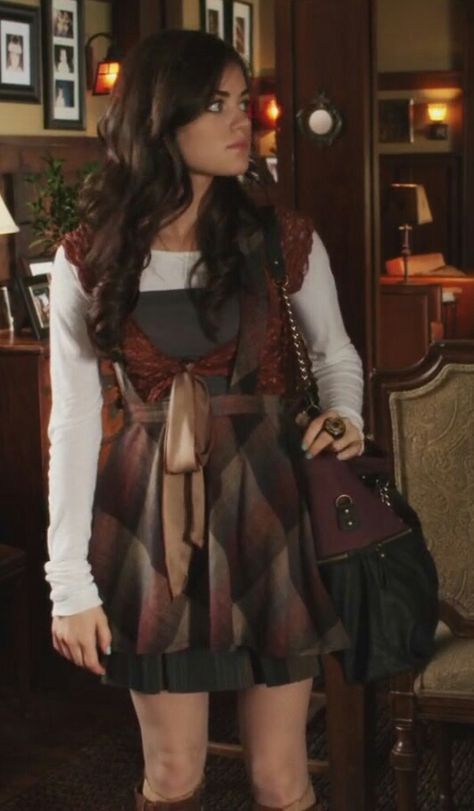 Aria Montgomery | 1X05 Reality Bites Me 2010 Outfits, Aria Montgomery Style, Pretty Little Liars Aria, Pretty Little Liars Outfits, Pll Outfits, Pll Fashion, Pretty Little Liars Fashion, Aria Montgomery, Tv Show Outfits