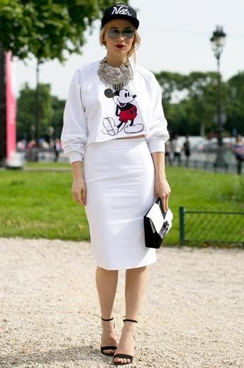 How to Wear The Mickey Mouse Fashion Trend | StyleCaster Street Style Summer Outfits, Mickey Mouse Outfit, Mickey Mouse Shirt, Couture Mode, Couture Week, Street Style Chic, New Fashion Trends, Street Style Looks, Looks Style