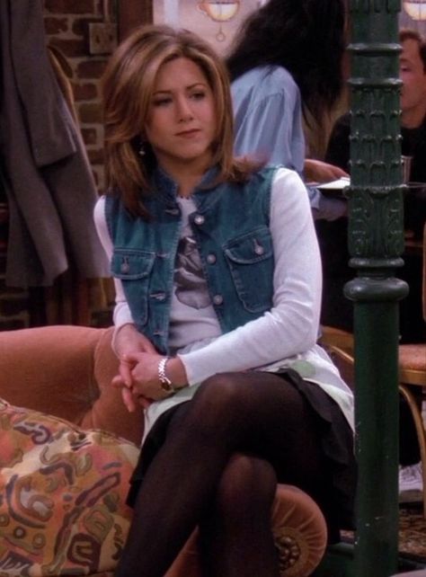 Jennifer Aniston is very sexy in black tights as Rachel Green on Friends Denim Vest Outfit Ideas, Style A Denim Vest, Sleeveless Jean Jacket Outfit, Friends Rachel Outfits, Jean Vest Outfits, Vest Outfit Ideas, Denim Vest Outfit, White Denim Vest, Rachel Green Friends