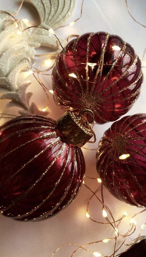 Burgandy Christmas Tree Ideas, Plum Christmas Tree, Secular Christmas, Christmas Core, Plum Christmas, Make Christmas Tree, Burgundy Christmas, Royal Christmas, House Shopping