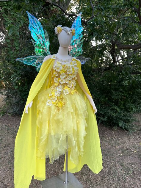 Bright yellow with pastel yellow and silver accents Yellow Fairy, Fairy Gown, Fairy Stuff, Fairycore Fairy, Fairy Fashion, Fairy Costume, Green And Yellow, Fantasy Fashion, Costume Ideas