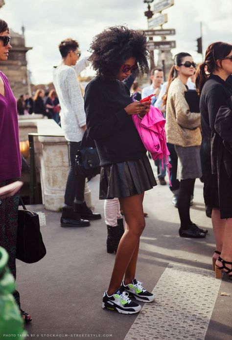 LE CATCH: sneaky chic Julia Sarr Jamois, Leather Pleated Skirt, Chic Sneakers, Mode Casual, Looks Black, Paris Street Style, Mode Inspo, Sneakers Outfit, Komplette Outfits