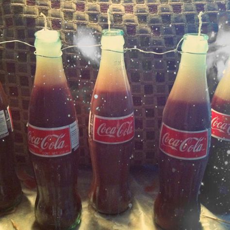 I made coke bottle candles! We had a party and I saved all these bottles and wondered what to do with them. I found an old candle in my house and presto! Cut Bottles, Glass Coke Bottles, 50s Theme, Vintage Homeware, Diy Wax Melts, Soda Can Crafts, Coca Cola Christmas, Always Coca Cola, Diy Wax