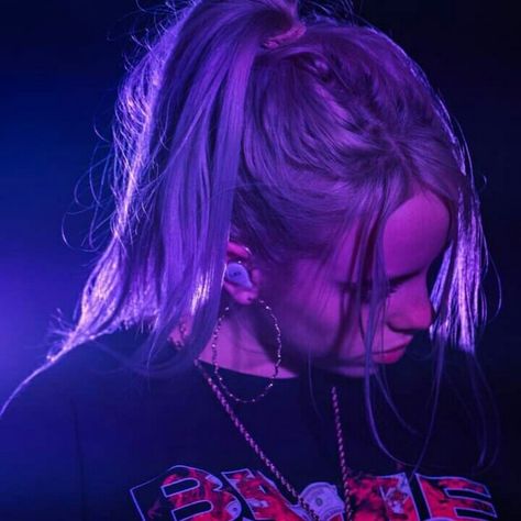 Billie Eilish Purple Hair, Billie Eilish Purple Aesthetic, Purple Billie Eilish, Billie Eilish Purple, Where's My Mind, Billie Concert, Famous Females, Dark Purple Aesthetic, People Icon