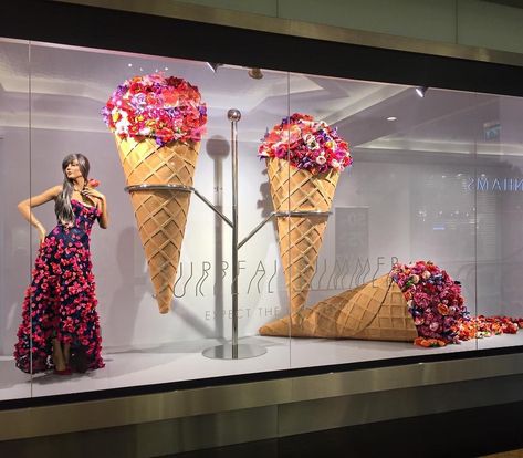 Shop Window Displays Ideas Summer, Summer Window Display Ideas, Summer Shop Window, Summer Window Display, Cream Photo, Summer Window, Decoration Vitrine, Mall Decor, Expect The Unexpected