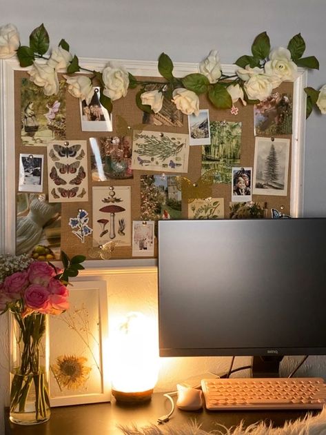 Cottagecore Cork Board, Flower Cork Board, Pink Cottagecore Room Aesthetic, Cottage Core Setup, Cottagecore Pink Room, Desk Ideas Cottagecore, College Dorm Room Ideas Cottagecore, Cottage Core Wall Collage, Cottage Core Pink Bedroom