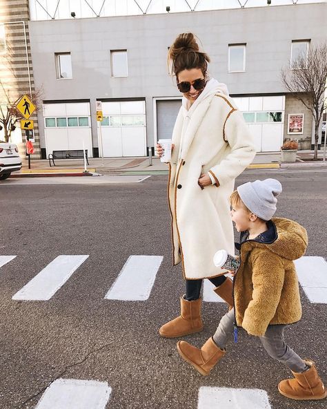 UGG® on Instagram: “Family goals. #repost @hellofashionblog #UGGLife” Short Ugg Boots Outfit, Uggs Outfit Winter, Winter Uggs, Short Ugg, Outfit With Uggs, Ugg Boots Outfit, Outfit Botas, Winter Boots Outfits, Cold Fashion