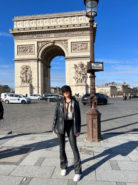 Poses In Paris Photo Ideas, Steph Bohrer Outfits, Girl In Paris Aesthetic, Paris Instagram Pictures Aesthetic, Paris Ig Pics, Louvre Pics Ideas, Paris Instagram Pictures Winter, Coat With Scarf, Steph Bohrer