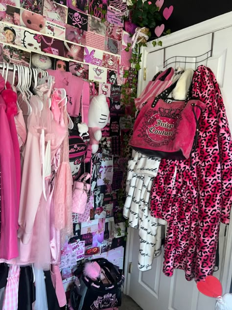 Juicy Couture Room Ideas, Mcbling Living Room, Y2k Bedroom Pink, Trashy 2000s Aesthetic Room, Mcbling Bedrooms, Mcbling Bedroom Ideas, Mcbling Decor, Pink Y2k Bedroom, Y2k Aesthetic Bedroom