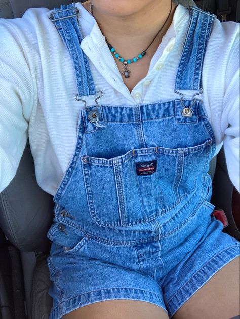 Overall Shorts With Sweater, Denim Shorts White Shirt Outfit, Denim Shortalls Outfit, Cute Short Overall Outfits, Jumper Shorts Outfit Denim, Jumper Outfit Denim Short, Jean Short Overalls Outfit, Short Overall Outfits, Overall Shorts Outfit Aesthetic