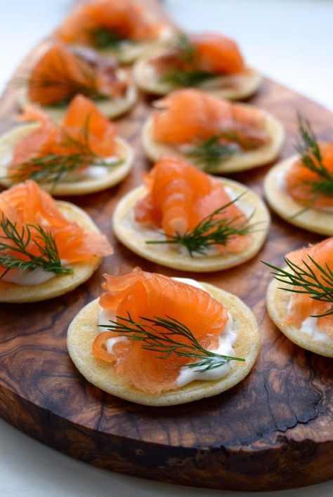 Gin & Dill Cured Salmon Bilinis - the perfect festive canape! #bilini #canape #salmon #curedsalmon #gin #dill #christmas #thanksgiving #newyear  | www.rachelphipps.com @rachelphipps Cured Salmon Appetizers, Xmas Nibbles, Wedding Canapés, Salmon Snack, Gin Party, Smoked Salmon Appetizer, Salmon Appetizer, Cured Salmon, Recipetin Eats