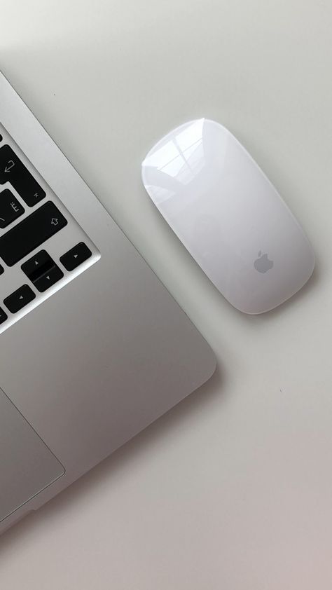 Mac Book Air Silver, Macbook Mouse, Apple Mouse, Apple Ecosystem, Work Aesthetic, Business Graphics, Handheld Devices, Tech Aesthetic, Aesthetic White