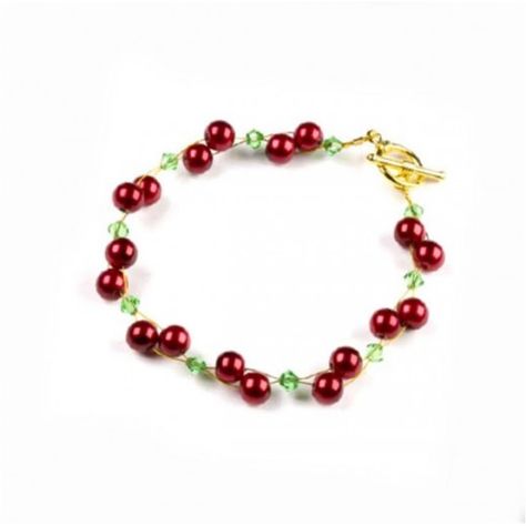 Make a Christmas Berry Bracelet Stringing Cranberries, Classic Christmas Tree Ideas, Festive Garland, Christmas Cranberry, Classic Christmas Tree, Christmas Activity, Jewerly Making, Holiday Attire, Christmas Tree Ideas