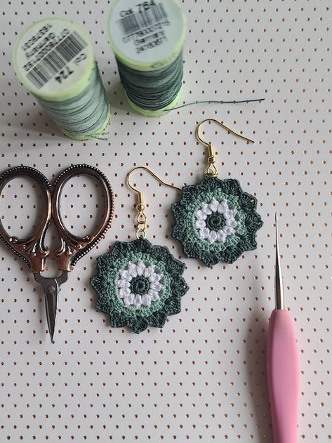 SweetStitchDesignsUS - Etsy Guatemala Crochet Mandala Earrings, Embroidery Floss Crochet Earrings, Micro Crochet Earrings, Winter Holiday Outfits, Earrings Crochet, Mandala Earrings, Micro Crochet, Jewelry Crochet, White Mandala