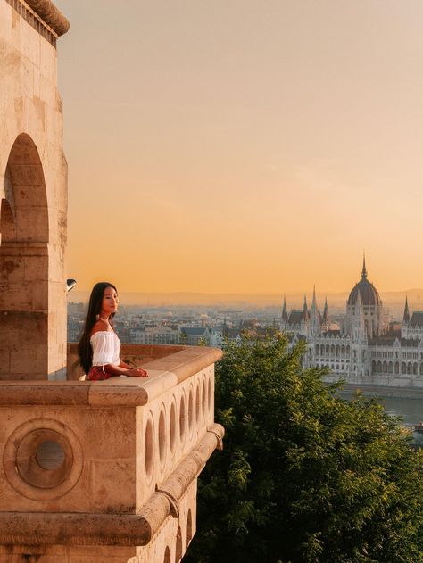 kimchihuahuatravel on Instagram: Budapest mini guide✨ How many days?✈️ Minimum 3 days upto whatever you want 🥳 Best time to visit?🌸 April to May or September to October… Budapest Instagram Spots, Budapest Photo Ideas, Budapest Vacation, Fisherman's Bastion, Ski Trip Outfit, Liberty Bridge, Budapest City, Travel Photoshoot, Travel Pose