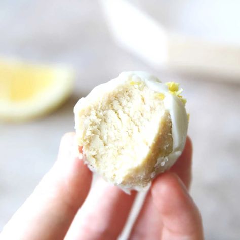 Lemon Cheesecake Protein Balls (Healthy No Bake Energy Bites) - All Purpose Veggies Cheesecake Protein Balls, Greek Yogurt And Peanut Butter, Protein Balls Healthy, Energy Bites Healthy, No Bake Energy, Healthy No Bake, Protein Balls Recipes, Strawberry Protein, Coconut Protein