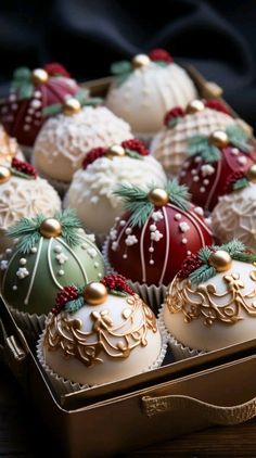 Christmas Dessert Ideas Fancy, Winter Desserts Fancy, Fancy Christmas Desserts Beautiful, Christmas Entremet Desserts, Christmas Entremet Cake, Fancy Christmas Cake Decorating Ideas, Christmas Themed Cake, Cupcake Art, Creative Cake Decorating