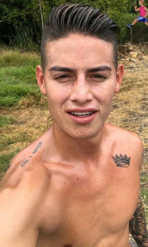 James Rodriquez, Cloud Tattoo Sleeve, James Rodriguez Colombia, James Rodrigues, Small Chest Tattoos, Geometric Sleeve Tattoo, Geometric Sleeve, James Rodriguez, Getting A Tattoo